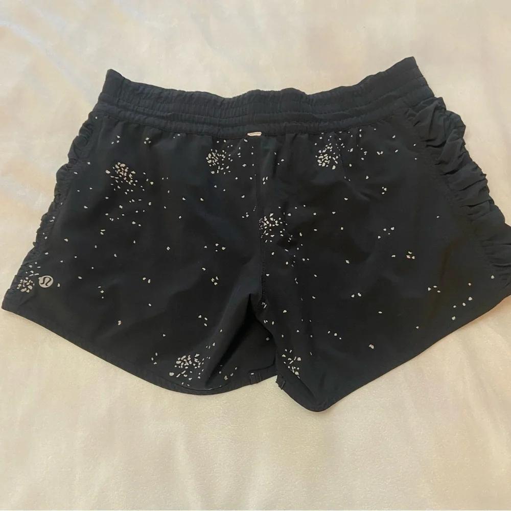 Lululemon Black Run Around Reversible Short Size 8 - 2956